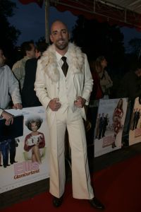 23-10-2004 SHOWBIZZ; GALA PREMIERE VAN DE  FILM  ELLIS IN GLAMOURLAND. Met Linda de Mol Joan Collins en Chris Tates, regie door Pieter Kramer,die bekend werd door de serie Ja Zuster Nee Zuster.
foto: Albert den Iseger.