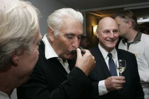 23-10-2004 SHOWBIZZ; GALA PREMIERE VAN DE  FILM  ELLIS IN GLAMOURLAND. Met Linda de Mol Joan Collins en Chris Tates, regie door Pieter Kramer,die bekend werd door de serie Ja Zuster Nee Zuster.
foto: Albert den Iseger.