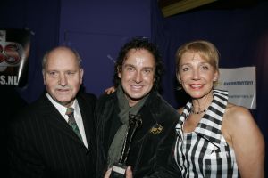 19-01-2006 SHOWBIZZ; GEELS NIEUWJAARSPARTY WEER EEN DAVEREND SUCCES. Vele artiesten waren weer aanwezig op de Geels nieuwjaarsparty in de gezellige Bobsaloon te Uitgeest. Awards waren er o.a. voor Marco Borsato_Jim Bakkum en Julie Fryer_ Jan Smit_Thomas Berge_Gerard Joling en Gordon_Lieke van Lexmond en vele anderen. Al weer 24 jaar de Geels populairiteits awards in Noord Holland, het begint echt een must te worden bij de vele artiesten om hierbij aanwezig te zijn.
foto: Albert den Iseger.
