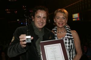 19-01-2006 SHOWBIZZ; GEELS NIEUWJAARSPARTY WEER EEN DAVEREND SUCCES. Vele artiesten waren weer aanwezig op de Geels nieuwjaarsparty in de gezellige Bobsaloon te Uitgeest. Awards waren er o.a. voor Marco Borsato_Jim Bakkum en Julie Fryer_ Jan Smit_Thomas Berge_Gerard Joling en Gordon_Lieke van Lexmond en vele anderen. Al weer 24 jaar de Geels populairiteits awards in Noord Holland, het begint echt een must te worden bij de vele artiesten om hierbij aanwezig te zijn.
foto: Albert den Iseger.