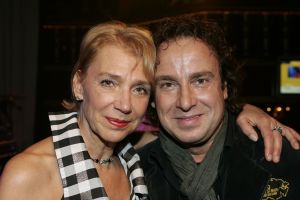 19-01-2006 SHOWBIZZ; GEELS NIEUWJAARSPARTY WEER EEN DAVEREND SUCCES. Vele artiesten waren weer aanwezig op de Geels nieuwjaarsparty in de gezellige Bobsaloon te Uitgeest. Awards waren er o.a. voor Marco Borsato_Jim Bakkum en Julie Fryer_ Jan Smit_Thomas Berge_Gerard Joling en Gordon_Lieke van Lexmond en vele anderen. Al weer 24 jaar de Geels populairiteits awards in Noord Holland, het begint echt een must te worden bij de vele artiesten om hierbij aanwezig te zijn.
foto: Albert den Iseger.