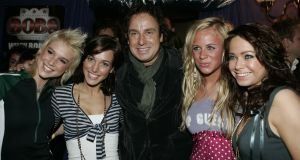 19-01-2006 SHOWBIZZ; GEELS NIEUWJAARSPARTY WEER EEN DAVEREND SUCCES. Vele artiesten waren weer aanwezig op de Geels nieuwjaarsparty in de gezellige Bobsaloon te Uitgeest. Awards waren er o.a. voor Marco Borsato_Jim Bakkum en Julie Fryer_ Jan Smit_Thomas Berge_Gerard Joling en Gordon_Lieke van Lexmond en vele anderen. Al weer 24 jaar de Geels populairiteits awards in Noord Holland, het begint echt een must te worden bij de vele artiesten om hierbij aanwezig te zijn.
foto: Albert den Iseger.