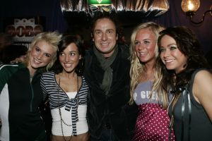 19-01-2006 SHOWBIZZ; GEELS NIEUWJAARSPARTY WEER EEN DAVEREND SUCCES. Vele artiesten waren weer aanwezig op de Geels nieuwjaarsparty in de gezellige Bobsaloon te Uitgeest. Awards waren er o.a. voor Marco Borsato_Jim Bakkum en Julie Fryer_ Jan Smit_Thomas Berge_Gerard Joling en Gordon_Lieke van Lexmond en vele anderen. Al weer 24 jaar de Geels populairiteits awards in Noord Holland, het begint echt een must te worden bij de vele artiesten om hierbij aanwezig te zijn.
foto: Albert den Iseger.