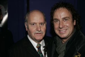 19-01-2006 SHOWBIZZ; GEELS NIEUWJAARSPARTY WEER EEN DAVEREND SUCCES. Vele artiesten waren weer aanwezig op de Geels nieuwjaarsparty in de gezellige Bobsaloon te Uitgeest. Awards waren er o.a. voor Marco Borsato_Jim Bakkum en Julie Fryer_ Jan Smit_Thomas Berge_Gerard Joling en Gordon_Lieke van Lexmond en vele anderen. Al weer 24 jaar de Geels populairiteits awards in Noord Holland, het begint echt een must te worden bij de vele artiesten om hierbij aanwezig te zijn.
foto: Albert den Iseger.