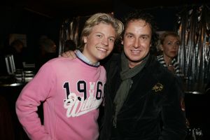 19-01-2006 SHOWBIZZ; GEELS NIEUWJAARSPARTY WEER EEN DAVEREND SUCCES. Vele artiesten waren weer aanwezig op de Geels nieuwjaarsparty in de gezellige Bobsaloon te Uitgeest. Awards waren er o.a. voor Marco Borsato_Jim Bakkum en Julie Fryer_ Jan Smit_Thomas Berge_Gerard Joling en Gordon_Lieke van Lexmond en vele anderen. Al weer 24 jaar de Geels populairiteits awards in Noord Holland, het begint echt een must te worden bij de vele artiesten om hierbij aanwezig te zijn.
foto: Albert den Iseger.