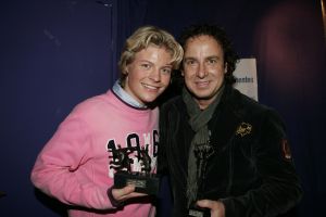 19-01-2006 SHOWBIZZ; GEELS NIEUWJAARSPARTY WEER EEN DAVEREND SUCCES. Vele artiesten waren weer aanwezig op de Geels nieuwjaarsparty in de gezellige Bobsaloon te Uitgeest. Awards waren er o.a. voor Marco Borsato_Jim Bakkum en Julie Fryer_ Jan Smit_Thomas Berge_Gerard Joling en Gordon_Lieke van Lexmond en vele anderen. Al weer 24 jaar de Geels populairiteits awards in Noord Holland, het begint echt een must te worden bij de vele artiesten om hierbij aanwezig te zijn.
foto: Albert den Iseger.