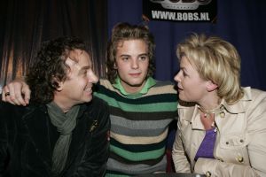 19-01-2006 SHOWBIZZ; GEELS NIEUWJAARSPARTY WEER EEN DAVEREND SUCCES. Vele artiesten waren weer aanwezig op de Geels nieuwjaarsparty in de gezellige Bobsaloon te Uitgeest. Awards waren er o.a. voor Marco Borsato_Jim Bakkum en Julie Fryer_ Jan Smit_Thomas Berge_Gerard Joling en Gordon_Lieke van Lexmond en vele anderen. Al weer 24 jaar de Geels populairiteits awards in Noord Holland, het begint echt een must te worden bij de vele artiesten om hierbij aanwezig te zijn.
foto: Albert den Iseger.