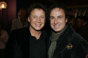 19-01-2006 SHOWBIZZ; GEELS NIEUWJAARSPARTY WEER EEN DAVEREND SUCCES. Vele artiesten waren weer aanwezig op de Geels nieuwjaarsparty in de gezellige Bobsaloon te Uitgeest. Awards waren er o.a. voor Marco Borsato_Jim Bakkum en Julie Fryer_ Jan Smit_Thomas Berge_Gerard Joling en Gordon_Lieke van Lexmond en vele anderen. Al weer 24 jaar de Geels populairiteits awards in Noord Holland, het begint echt een must te worden bij de vele artiesten om hierbij aanwezig te zijn.
foto: Albert den Iseger.