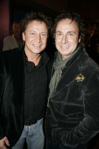 19-01-2006 SHOWBIZZ; GEELS NIEUWJAARSPARTY WEER EEN DAVEREND SUCCES. Vele artiesten waren weer aanwezig op de Geels nieuwjaarsparty in de gezellige Bobsaloon te Uitgeest. Awards waren er o.a. voor Marco Borsato_Jim Bakkum en Julie Fryer_ Jan Smit_Thomas Berge_Gerard Joling en Gordon_Lieke van Lexmond en vele anderen. Al weer 24 jaar de Geels populairiteits awards in Noord Holland, het begint echt een must te worden bij de vele artiesten om hierbij aanwezig te zijn.
foto: Albert den Iseger.