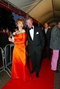 23-10-2004 SHOWBIZZ; GALA PREMIERE VAN DE  FILM  ELLIS IN GLAMOURLAND. Met Linda de Mol Joan Collins en Chris Tates, regie door Pieter Kramer,die bekend werd door de serie Ja Zuster Nee Zuster.
foto: Albert den Iseger.