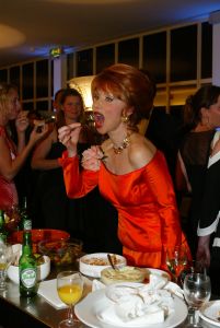 23-10-2004 SHOWBIZZ; GALA PREMIERE VAN DE  FILM  ELLIS IN GLAMOURLAND. Met Linda de Mol Joan Collins en Chris Tates, regie door Pieter Kramer,die bekend werd door de serie Ja Zuster Nee Zuster.
foto: Albert den Iseger.