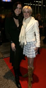 26-01-2006 SHOWBIZZ; ERNY VAN REIJMERSDAL SHOWT WINTERMODE 2006-2007 IN RAI AMSTERDAM. Erny is de meest veelbelovende couturier van Nederland, zo zeggen de experts. Prinsessen liggen aan zijn voeten en in het Belgische wordt hij omarmd door de rich and famous.De ex werknemer van Pauw brengt ontwerpen op de markt die iets mannelijks, iets vrouwelijks,iets historisch en iets hedendaags brengen. Oger Lusink zijn ontdekker zegt: het is simpel hij maakt vrouwen mooier.
foto: Albert den Iseger.