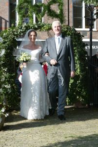 18-10-2003 KONINKLIJK HUIS: BRUILOFT VAN PAULINE SCHRODER IN BLOEMENDAAL.
Tal van familie leden en vrienden waren aanwezig op de bruiloft van de dochter van Martin Schroder. Ook enkele leden van het koningshuis waren aanwezig.
foto: Albert den Iseger.