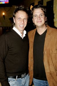 19-01-2006 SHOWBIZZ; GEELS NIEUWJAARSPARTY WEER EEN DAVEREND SUCCES. Vele artiesten waren weer aanwezig op de Geels nieuwjaarsparty in de gezellige Bobsaloon te Uitgeest. Awards waren er o.a. voor Marco Borsato_Jim Bakkum en Julie Fryer_ Jan Smit_Thomas Berge_Gerard Joling en Gordon_Lieke van Lexmond en vele anderen. Al weer 24 jaar de Geels populairiteits awards in Noord Holland, het begint echt een must te worden bij de vele artiesten om hierbij aanwezig te zijn.
foto: Albert den Iseger.