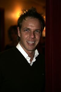 19-01-2006 SHOWBIZZ; GEELS NIEUWJAARSPARTY WEER EEN DAVEREND SUCCES. Vele artiesten waren weer aanwezig op de Geels nieuwjaarsparty in de gezellige Bobsaloon te Uitgeest. Awards waren er o.a. voor Marco Borsato_Jim Bakkum en Julie Fryer_ Jan Smit_Thomas Berge_Gerard Joling en Gordon_Lieke van Lexmond en vele anderen. Al weer 24 jaar de Geels populairiteits awards in Noord Holland, het begint echt een must te worden bij de vele artiesten om hierbij aanwezig te zijn.
foto: Albert den Iseger.