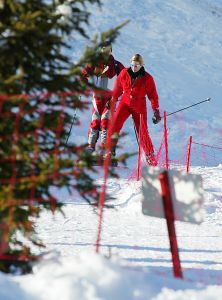 22-02-2003 KONINKLIJKHUIS: BEATRIX MAXIMA EN ALEX HEERLIJK OP SKIVAKANTIE IN LECH. Het Oostenrijkse Lech was weer de lokatie waar de leden van het Koningshuis van Nederland hun ski vakantie aan het vieren zijn. Nu waren er Alex en Maxima en Beatrix ze verbleven in het Hotel de Post.
Foto: Albert den Iseger.