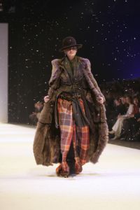 26-01-2006 SHOWBIZZ; ERNY VAN REIJMERSDAL SHOWT WINTERMODE 2006-2007 IN RAI AMSTERDAM. Erny is de meest veelbelovende couturier van Nederland, zo zeggen de experts. Prinsessen liggen aan zijn voeten en in het Belgische wordt hij omarmd door de rich and famous.De ex werknemer van Pauw brengt ontwerpen op de markt die iets mannelijks, iets vrouwelijks,iets historisch en iets hedendaags brengen. Oger Lusink zijn ontdekker zegt: het is simpel hij maakt vrouwen mooier.
foto: Albert den Iseger.