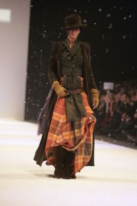 26-01-2006 SHOWBIZZ; ERNY VAN REIJMERSDAL SHOWT WINTERMODE 2006-2007 IN RAI AMSTERDAM. Erny is de meest veelbelovende couturier van Nederland, zo zeggen de experts. Prinsessen liggen aan zijn voeten en in het Belgische wordt hij omarmd door de rich and famous.De ex werknemer van Pauw brengt ontwerpen op de markt die iets mannelijks, iets vrouwelijks,iets historisch en iets hedendaags brengen. Oger Lusink zijn ontdekker zegt: het is simpel hij maakt vrouwen mooier.
foto: Albert den Iseger.