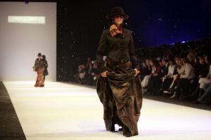 26-01-2006 SHOWBIZZ; ERNY VAN REIJMERSDAL SHOWT WINTERMODE 2006-2007 IN RAI AMSTERDAM. Erny is de meest veelbelovende couturier van Nederland, zo zeggen de experts. Prinsessen liggen aan zijn voeten en in het Belgische wordt hij omarmd door de rich and famous.De ex werknemer van Pauw brengt ontwerpen op de markt die iets mannelijks, iets vrouwelijks,iets historisch en iets hedendaags brengen. Oger Lusink zijn ontdekker zegt: het is simpel hij maakt vrouwen mooier.
foto: Albert den Iseger.