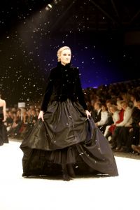 26-01-2006 SHOWBIZZ; ERNY VAN REIJMERSDAL SHOWT WINTERMODE 2006-2007 IN RAI AMSTERDAM. Erny is de meest veelbelovende couturier van Nederland, zo zeggen de experts. Prinsessen liggen aan zijn voeten en in het Belgische wordt hij omarmd door de rich and famous.De ex werknemer van Pauw brengt ontwerpen op de markt die iets mannelijks, iets vrouwelijks,iets historisch en iets hedendaags brengen. Oger Lusink zijn ontdekker zegt: het is simpel hij maakt vrouwen mooier.
foto: Albert den Iseger.