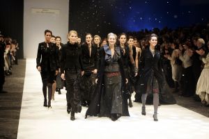 26-01-2006 SHOWBIZZ; ERNY VAN REIJMERSDAL SHOWT WINTERMODE 2006-2007 IN RAI AMSTERDAM. Erny is de meest veelbelovende couturier van Nederland, zo zeggen de experts. Prinsessen liggen aan zijn voeten en in het Belgische wordt hij omarmd door de rich and famous.De ex werknemer van Pauw brengt ontwerpen op de markt die iets mannelijks, iets vrouwelijks,iets historisch en iets hedendaags brengen. Oger Lusink zijn ontdekker zegt: het is simpel hij maakt vrouwen mooier.
foto: Albert den Iseger.