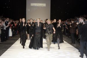 26-01-2006 SHOWBIZZ; ERNY VAN REIJMERSDAL SHOWT WINTERMODE 2006-2007 IN RAI AMSTERDAM. Erny is de meest veelbelovende couturier van Nederland, zo zeggen de experts. Prinsessen liggen aan zijn voeten en in het Belgische wordt hij omarmd door de rich and famous.De ex werknemer van Pauw brengt ontwerpen op de markt die iets mannelijks, iets vrouwelijks,iets historisch en iets hedendaags brengen. Oger Lusink zijn ontdekker zegt: het is simpel hij maakt vrouwen mooier.
foto: Albert den Iseger.