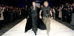 26-01-2006 SHOWBIZZ; ERNY VAN REIJMERSDAL SHOWT WINTERMODE 2006-2007 IN RAI AMSTERDAM. Erny is de meest veelbelovende couturier van Nederland, zo zeggen de experts. Prinsessen liggen aan zijn voeten en in het Belgische wordt hij omarmd door de rich and famous.De ex werknemer van Pauw brengt ontwerpen op de markt die iets mannelijks, iets vrouwelijks,iets historisch en iets hedendaags brengen. Oger Lusink zijn ontdekker zegt: het is simpel hij maakt vrouwen mooier.
foto: Albert den Iseger.