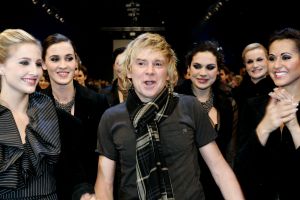 26-01-2006 SHOWBIZZ; ERNY VAN REIJMERSDAL SHOWT WINTERMODE 2006-2007 IN RAI AMSTERDAM. Erny is de meest veelbelovende couturier van Nederland, zo zeggen de experts. Prinsessen liggen aan zijn voeten en in het Belgische wordt hij omarmd door de rich and famous.De ex werknemer van Pauw brengt ontwerpen op de markt die iets mannelijks, iets vrouwelijks,iets historisch en iets hedendaags brengen. Oger Lusink zijn ontdekker zegt: het is simpel hij maakt vrouwen mooier.
foto: Albert den Iseger.