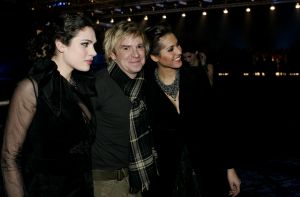 26-01-2006 SHOWBIZZ; ERNY VAN REIJMERSDAL SHOWT WINTERMODE 2006-2007 IN RAI AMSTERDAM. Erny is de meest veelbelovende couturier van Nederland, zo zeggen de experts. Prinsessen liggen aan zijn voeten en in het Belgische wordt hij omarmd door de rich and famous.De ex werknemer van Pauw brengt ontwerpen op de markt die iets mannelijks, iets vrouwelijks,iets historisch en iets hedendaags brengen. Oger Lusink zijn ontdekker zegt: het is simpel hij maakt vrouwen mooier.
foto: Albert den Iseger.