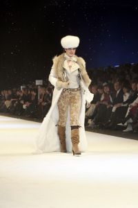 26-01-2006 SHOWBIZZ; ERNY VAN REIJMERSDAL SHOWT WINTERMODE 2006-2007 IN RAI AMSTERDAM. Erny is de meest veelbelovende couturier van Nederland, zo zeggen de experts. Prinsessen liggen aan zijn voeten en in het Belgische wordt hij omarmd door de rich and famous.De ex werknemer van Pauw brengt ontwerpen op de markt die iets mannelijks, iets vrouwelijks,iets historisch en iets hedendaags brengen. Oger Lusink zijn ontdekker zegt: het is simpel hij maakt vrouwen mooier.
foto: Albert den Iseger.