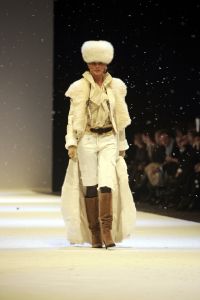 26-01-2006 SHOWBIZZ; ERNY VAN REIJMERSDAL SHOWT WINTERMODE 2006-2007 IN RAI AMSTERDAM. Erny is de meest veelbelovende couturier van Nederland, zo zeggen de experts. Prinsessen liggen aan zijn voeten en in het Belgische wordt hij omarmd door de rich and famous.De ex werknemer van Pauw brengt ontwerpen op de markt die iets mannelijks, iets vrouwelijks,iets historisch en iets hedendaags brengen. Oger Lusink zijn ontdekker zegt: het is simpel hij maakt vrouwen mooier.
foto: Albert den Iseger.