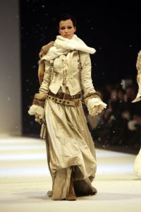 26-01-2006 SHOWBIZZ; ERNY VAN REIJMERSDAL SHOWT WINTERMODE 2006-2007 IN RAI AMSTERDAM. Erny is de meest veelbelovende couturier van Nederland, zo zeggen de experts. Prinsessen liggen aan zijn voeten en in het Belgische wordt hij omarmd door de rich and famous.De ex werknemer van Pauw brengt ontwerpen op de markt die iets mannelijks, iets vrouwelijks,iets historisch en iets hedendaags brengen. Oger Lusink zijn ontdekker zegt: het is simpel hij maakt vrouwen mooier.
foto: Albert den Iseger.