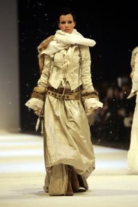 26-01-2006 SHOWBIZZ; ERNY VAN REIJMERSDAL SHOWT WINTERMODE 2006-2007 IN RAI AMSTERDAM. Erny is de meest veelbelovende couturier van Nederland, zo zeggen de experts. Prinsessen liggen aan zijn voeten en in het Belgische wordt hij omarmd door de rich and famous.De ex werknemer van Pauw brengt ontwerpen op de markt die iets mannelijks, iets vrouwelijks,iets historisch en iets hedendaags brengen. Oger Lusink zijn ontdekker zegt: het is simpel hij maakt vrouwen mooier.
foto: Albert den Iseger.