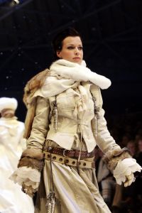 26-01-2006 SHOWBIZZ; ERNY VAN REIJMERSDAL SHOWT WINTERMODE 2006-2007 IN RAI AMSTERDAM. Erny is de meest veelbelovende couturier van Nederland, zo zeggen de experts. Prinsessen liggen aan zijn voeten en in het Belgische wordt hij omarmd door de rich and famous.De ex werknemer van Pauw brengt ontwerpen op de markt die iets mannelijks, iets vrouwelijks,iets historisch en iets hedendaags brengen. Oger Lusink zijn ontdekker zegt: het is simpel hij maakt vrouwen mooier.
foto: Albert den Iseger.