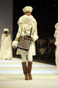 26-01-2006 SHOWBIZZ; ERNY VAN REIJMERSDAL SHOWT WINTERMODE 2006-2007 IN RAI AMSTERDAM. Erny is de meest veelbelovende couturier van Nederland, zo zeggen de experts. Prinsessen liggen aan zijn voeten en in het Belgische wordt hij omarmd door de rich and famous.De ex werknemer van Pauw brengt ontwerpen op de markt die iets mannelijks, iets vrouwelijks,iets historisch en iets hedendaags brengen. Oger Lusink zijn ontdekker zegt: het is simpel hij maakt vrouwen mooier.
foto: Albert den Iseger.