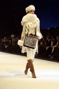 26-01-2006 SHOWBIZZ; ERNY VAN REIJMERSDAL SHOWT WINTERMODE 2006-2007 IN RAI AMSTERDAM. Erny is de meest veelbelovende couturier van Nederland, zo zeggen de experts. Prinsessen liggen aan zijn voeten en in het Belgische wordt hij omarmd door de rich and famous.De ex werknemer van Pauw brengt ontwerpen op de markt die iets mannelijks, iets vrouwelijks,iets historisch en iets hedendaags brengen. Oger Lusink zijn ontdekker zegt: het is simpel hij maakt vrouwen mooier.
foto: Albert den Iseger.