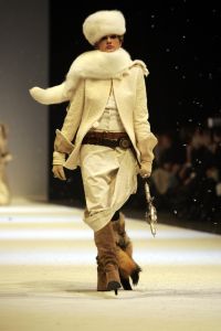 26-01-2006 SHOWBIZZ; ERNY VAN REIJMERSDAL SHOWT WINTERMODE 2006-2007 IN RAI AMSTERDAM. Erny is de meest veelbelovende couturier van Nederland, zo zeggen de experts. Prinsessen liggen aan zijn voeten en in het Belgische wordt hij omarmd door de rich and famous.De ex werknemer van Pauw brengt ontwerpen op de markt die iets mannelijks, iets vrouwelijks,iets historisch en iets hedendaags brengen. Oger Lusink zijn ontdekker zegt: het is simpel hij maakt vrouwen mooier.
foto: Albert den Iseger.