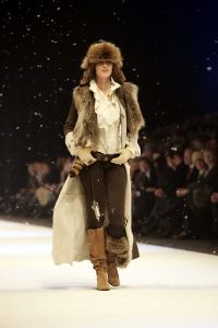 26-01-2006 SHOWBIZZ; ERNY VAN REIJMERSDAL SHOWT WINTERMODE 2006-2007 IN RAI AMSTERDAM. Erny is de meest veelbelovende couturier van Nederland, zo zeggen de experts. Prinsessen liggen aan zijn voeten en in het Belgische wordt hij omarmd door de rich and famous.De ex werknemer van Pauw brengt ontwerpen op de markt die iets mannelijks, iets vrouwelijks,iets historisch en iets hedendaags brengen. Oger Lusink zijn ontdekker zegt: het is simpel hij maakt vrouwen mooier.
foto: Albert den Iseger.