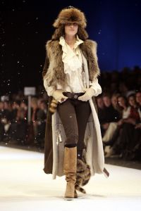 26-01-2006 SHOWBIZZ; ERNY VAN REIJMERSDAL SHOWT WINTERMODE 2006-2007 IN RAI AMSTERDAM. Erny is de meest veelbelovende couturier van Nederland, zo zeggen de experts. Prinsessen liggen aan zijn voeten en in het Belgische wordt hij omarmd door de rich and famous.De ex werknemer van Pauw brengt ontwerpen op de markt die iets mannelijks, iets vrouwelijks,iets historisch en iets hedendaags brengen. Oger Lusink zijn ontdekker zegt: het is simpel hij maakt vrouwen mooier.
foto: Albert den Iseger.