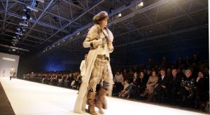 26-01-2006 SHOWBIZZ; ERNY VAN REIJMERSDAL SHOWT WINTERMODE 2006-2007 IN RAI AMSTERDAM. Erny is de meest veelbelovende couturier van Nederland, zo zeggen de experts. Prinsessen liggen aan zijn voeten en in het Belgische wordt hij omarmd door de rich and famous.De ex werknemer van Pauw brengt ontwerpen op de markt die iets mannelijks, iets vrouwelijks,iets historisch en iets hedendaags brengen. Oger Lusink zijn ontdekker zegt: het is simpel hij maakt vrouwen mooier.
foto: Albert den Iseger.