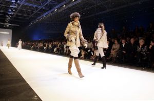 26-01-2006 SHOWBIZZ; ERNY VAN REIJMERSDAL SHOWT WINTERMODE 2006-2007 IN RAI AMSTERDAM. Erny is de meest veelbelovende couturier van Nederland, zo zeggen de experts. Prinsessen liggen aan zijn voeten en in het Belgische wordt hij omarmd door de rich and famous.De ex werknemer van Pauw brengt ontwerpen op de markt die iets mannelijks, iets vrouwelijks,iets historisch en iets hedendaags brengen. Oger Lusink zijn ontdekker zegt: het is simpel hij maakt vrouwen mooier.
foto: Albert den Iseger.