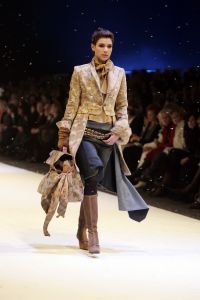 26-01-2006 SHOWBIZZ; ERNY VAN REIJMERSDAL SHOWT WINTERMODE 2006-2007 IN RAI AMSTERDAM. Erny is de meest veelbelovende couturier van Nederland, zo zeggen de experts. Prinsessen liggen aan zijn voeten en in het Belgische wordt hij omarmd door de rich and famous.De ex werknemer van Pauw brengt ontwerpen op de markt die iets mannelijks, iets vrouwelijks,iets historisch en iets hedendaags brengen. Oger Lusink zijn ontdekker zegt: het is simpel hij maakt vrouwen mooier.
foto: Albert den Iseger.