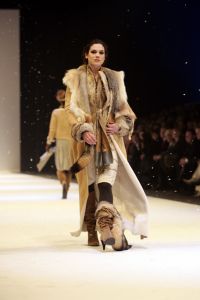 26-01-2006 SHOWBIZZ; ERNY VAN REIJMERSDAL SHOWT WINTERMODE 2006-2007 IN RAI AMSTERDAM. Erny is de meest veelbelovende couturier van Nederland, zo zeggen de experts. Prinsessen liggen aan zijn voeten en in het Belgische wordt hij omarmd door de rich and famous.De ex werknemer van Pauw brengt ontwerpen op de markt die iets mannelijks, iets vrouwelijks,iets historisch en iets hedendaags brengen. Oger Lusink zijn ontdekker zegt: het is simpel hij maakt vrouwen mooier.
foto: Albert den Iseger.