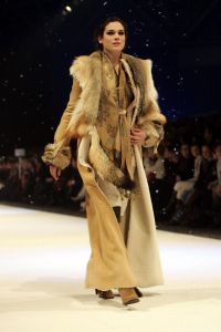 26-01-2006 SHOWBIZZ; ERNY VAN REIJMERSDAL SHOWT WINTERMODE 2006-2007 IN RAI AMSTERDAM. Erny is de meest veelbelovende couturier van Nederland, zo zeggen de experts. Prinsessen liggen aan zijn voeten en in het Belgische wordt hij omarmd door de rich and famous.De ex werknemer van Pauw brengt ontwerpen op de markt die iets mannelijks, iets vrouwelijks,iets historisch en iets hedendaags brengen. Oger Lusink zijn ontdekker zegt: het is simpel hij maakt vrouwen mooier.
foto: Albert den Iseger.