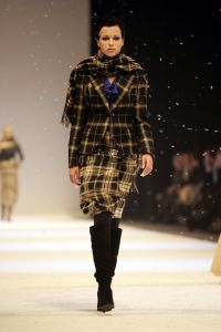 26-01-2006 SHOWBIZZ; ERNY VAN REIJMERSDAL SHOWT WINTERMODE 2006-2007 IN RAI AMSTERDAM. Erny is de meest veelbelovende couturier van Nederland, zo zeggen de experts. Prinsessen liggen aan zijn voeten en in het Belgische wordt hij omarmd door de rich and famous.De ex werknemer van Pauw brengt ontwerpen op de markt die iets mannelijks, iets vrouwelijks,iets historisch en iets hedendaags brengen. Oger Lusink zijn ontdekker zegt: het is simpel hij maakt vrouwen mooier.
foto: Albert den Iseger.