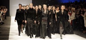 26-01-2006 SHOWBIZZ; ERNY VAN REIJMERSDAL SHOWT WINTERMODE 2006-2007 IN RAI AMSTERDAM. Erny is de meest veelbelovende couturier van Nederland, zo zeggen de experts. Prinsessen liggen aan zijn voeten en in het Belgische wordt hij omarmd door de rich and famous.De ex werknemer van Pauw brengt ontwerpen op de markt die iets mannelijks, iets vrouwelijks,iets historisch en iets hedendaags brengen. Oger Lusink zijn ontdekker zegt: het is simpel hij maakt vrouwen mooier.
foto: Albert den Iseger.