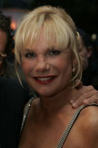 23-10-2004 SHOWBIZZ; GALA PREMIERE VAN DE  FILM  ELLIS IN GLAMOURLAND. Met Linda de Mol Joan Collins en Chris Tates, regie door Pieter Kramer,die bekend werd door de serie Ja Zuster Nee Zuster.
foto: Albert den Iseger.