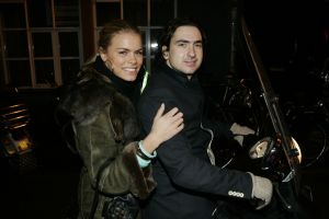17-01-2006 SHOWBIZZ; JOHNNY DE MOL EN ZIJN VRIENDIN DAPHNE VIEREN JOHNNY\'S VERJAARDAG. Johnny de Mol vierde zijn 27 ste verjaardag in disqotheek Zebra te Amsterdam. Vele vrienden waren aanwezig oa. Dinand en zijn vriendin Lucy Hopkins, Robine van der Meer en Mark van der Loo, Barry Hay en Sandra, Tygo Gernadt en Angela Kluivert.Deze week een exclusief verhaal omtrent dit feest in de Prive.
foto: Albert den Iseger