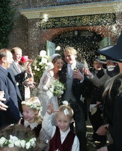 18-10-2003 KONINKLIJK HUIS: BRUILOFT VAN PAULINE SCHRODER IN BLOEMENDAAL.
Tal van familie leden en vrienden waren aanwezig op de bruiloft van de dochter van Martin Schroder. Ook enkele leden van het koningshuis waren aanwezig.
foto: Albert den Iseger.