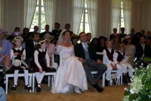 18-10-2003 KONINKLIJK HUIS: BRUILOFT VAN PAULINE SCHRODER IN BLOEMENDAAL.
Tal van familie leden en vrienden waren aanwezig op de bruiloft van de dochter van Martin Schroder. Ook enkele leden van het koningshuis waren aanwezig.
foto: Albert den Iseger.